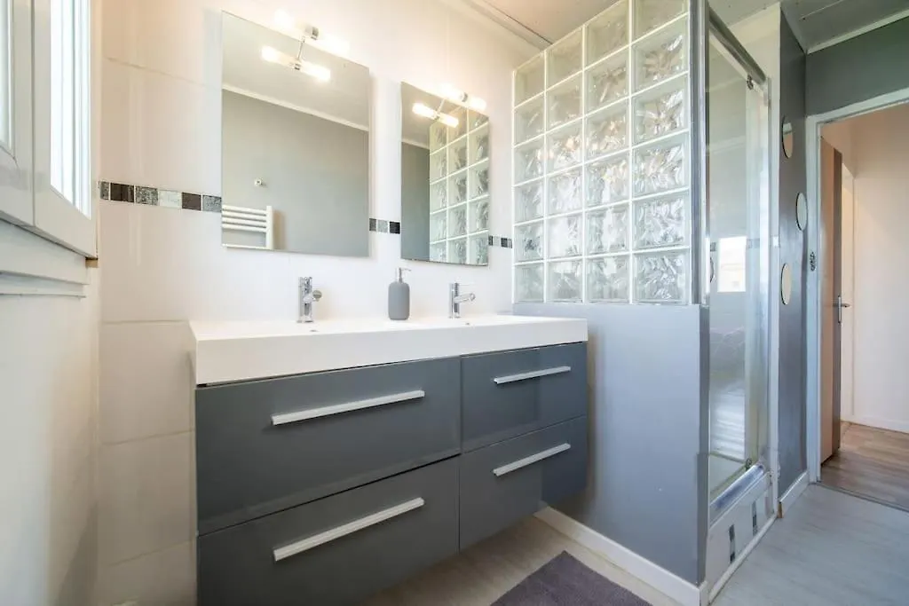 Air-Conditioned Apartment Sleeps 4 To 6 Parking Marseille